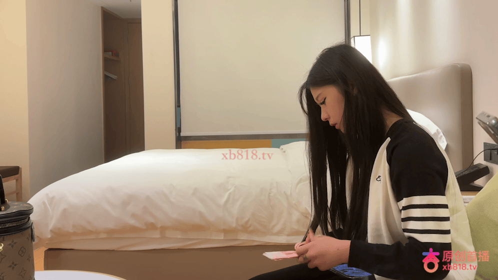 约炮05年小嫩妹胸部柔软全程无套插入，刚开始很害羞不敢叫预览图04