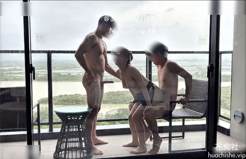Onlyfans 超强绿帽夫妻【Nina小蜜桃】线下邀单男3P乱交2部观景阳台一路肏到床上！高清预览图03
