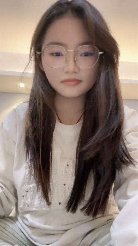 困困兔 闷骚眼镜女学生 宿舍大秀掰穴自慰预览图01