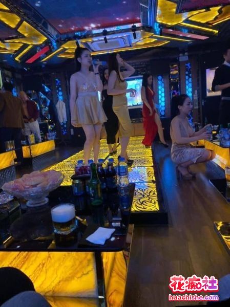 KTV酒吧淫乱场景 你眼中的女神为金主服务预览图01