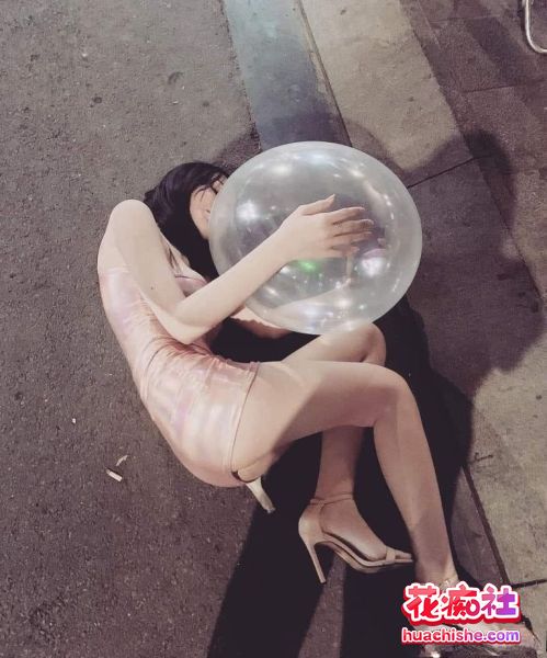 KTV酒吧淫乱场景 你眼中的女神为金主服务预览图10