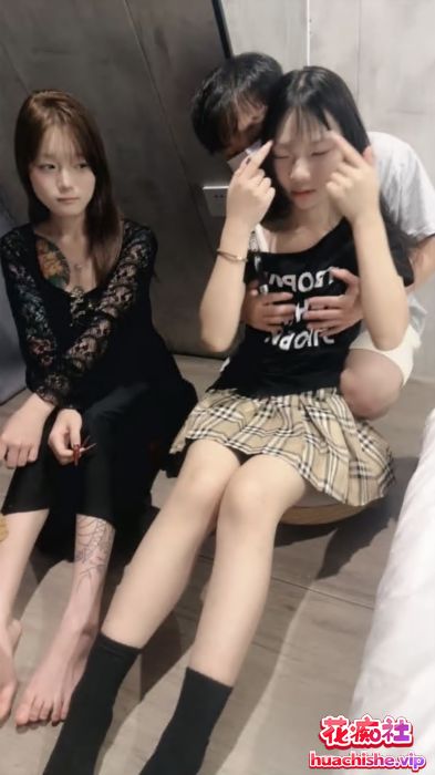 少萝媛媛同学 娇小嫩妹美乳粉穴多人群P大乱斗预览图02