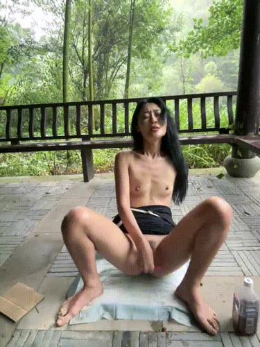 Solinger 骚荡妇公共场所户外跳蛋震动棒自慰预览图04