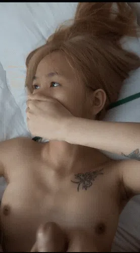 纹身学妹跪在镜子前口交无套插入原档泄密预览图03