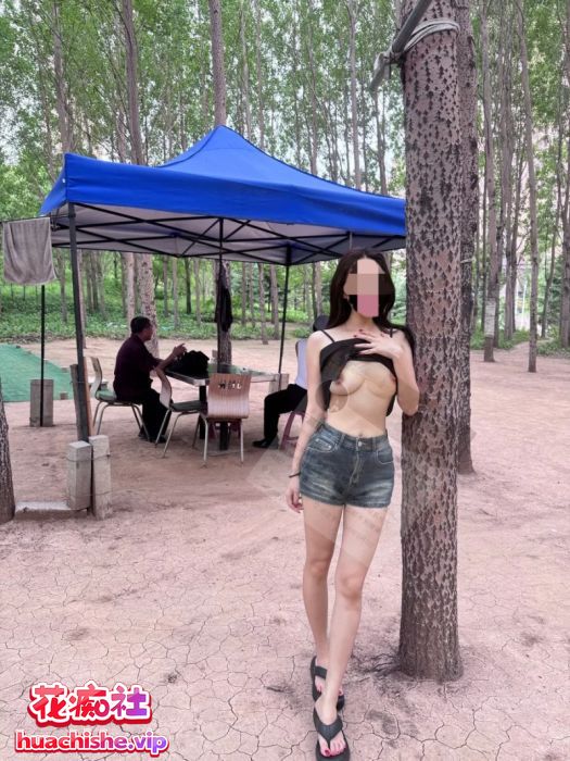 爱露出的反差人妻 于嘉瑶 户外露出勾引路人预览图12