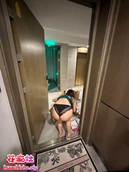 总在你背后TK 把极品女神调教成母狗给兄弟一起操预览图13