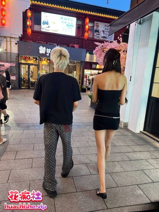 总在你背后TK 把极品女神调教成母狗给兄弟一起操预览图14