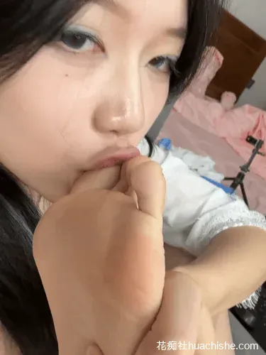 反差母狗wanoubaobao 舔脚舔奶自慰预览图08