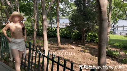 ZousAdingo 公园大胆全裸露出预览图01